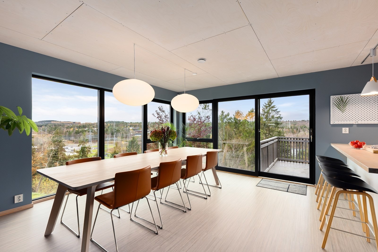 Store vindusflater med aluminiumsbeslag og UV-filter som sikrer lang levetid og beskytter interiøret mot falming, samtidig som de slipper inn rikelig med naturlig lys. Galleribilde