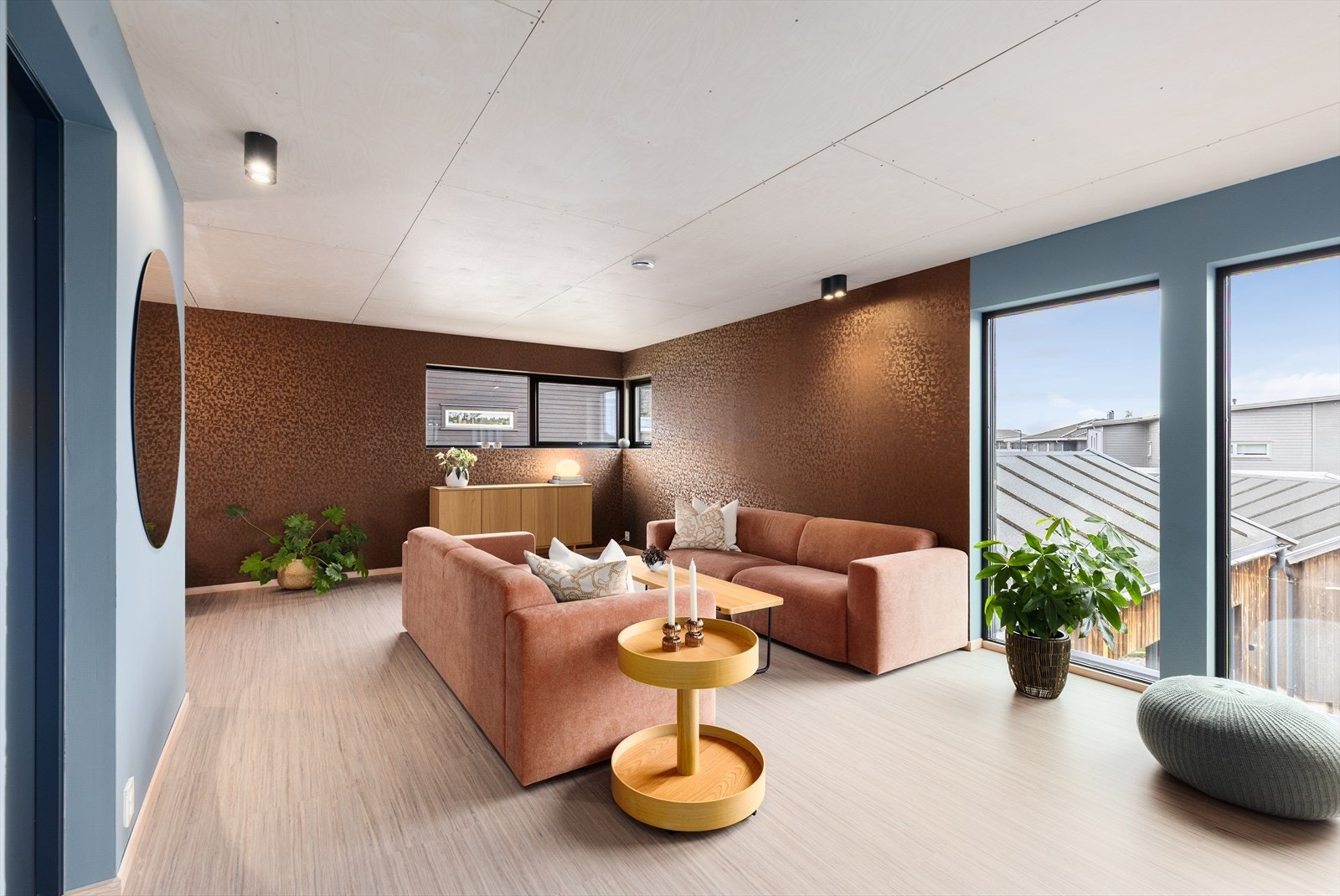 Linoleum har naturlige antibakterielle egenskaper og gir en behagelig overflate å gå på, samtidig som gulvvarmen gir jevn komfort i hele boligen. Galleribilde