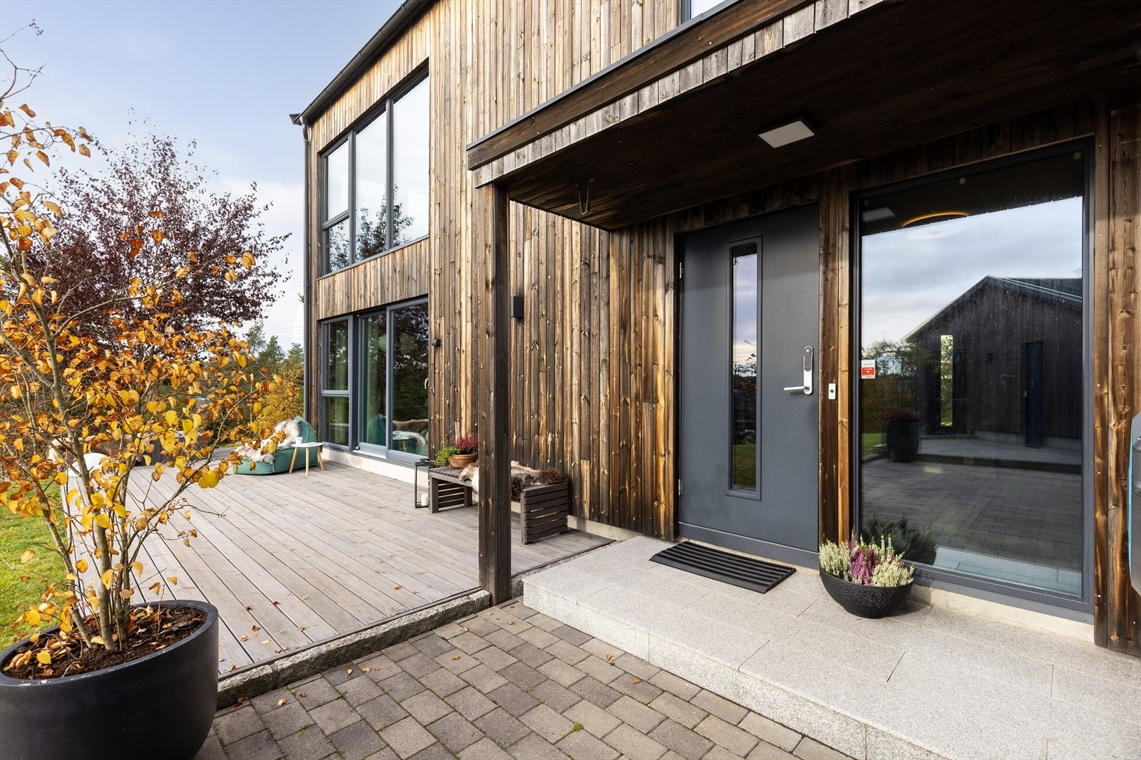 Boligen har et flott, overbygget inngangsparti mot syd. Romslig og veldisponert tomt med skjermet og lettstelt hage, hovedsakelig bestående av plen. Galleribilde