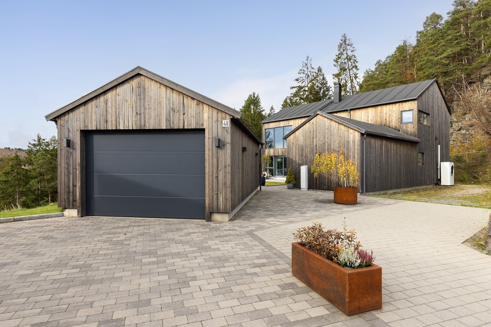 Gårdsplass og gangsti er pent opparbeidet med belegningsstein, samt er det oppført frittstående garasje med elbil-lader på eiendommen i 2021. Galleribilde