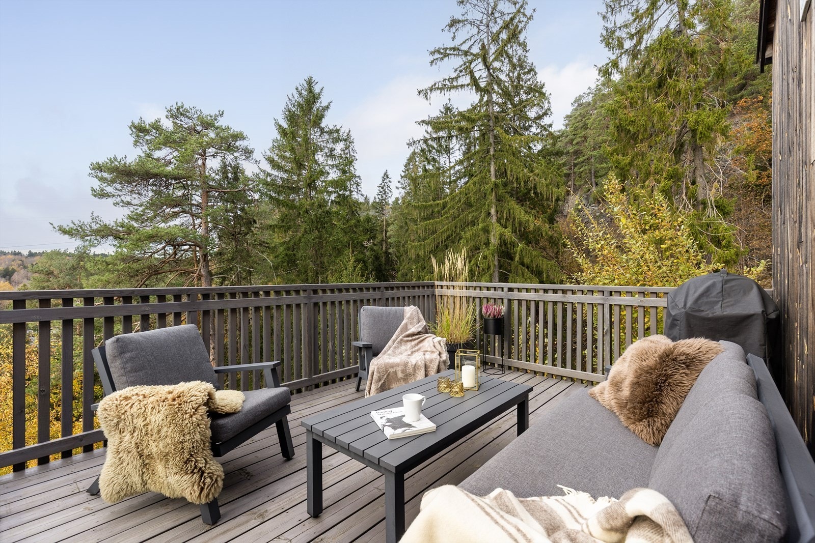 Fra spisestuen er det skyvedør med utgang til en romslig og usjenert veranda mot vest, med fin plass til utemøblement og grill. Her sitter du i "tretoppene" med skogen som nærmeste nabo! Galleribilde