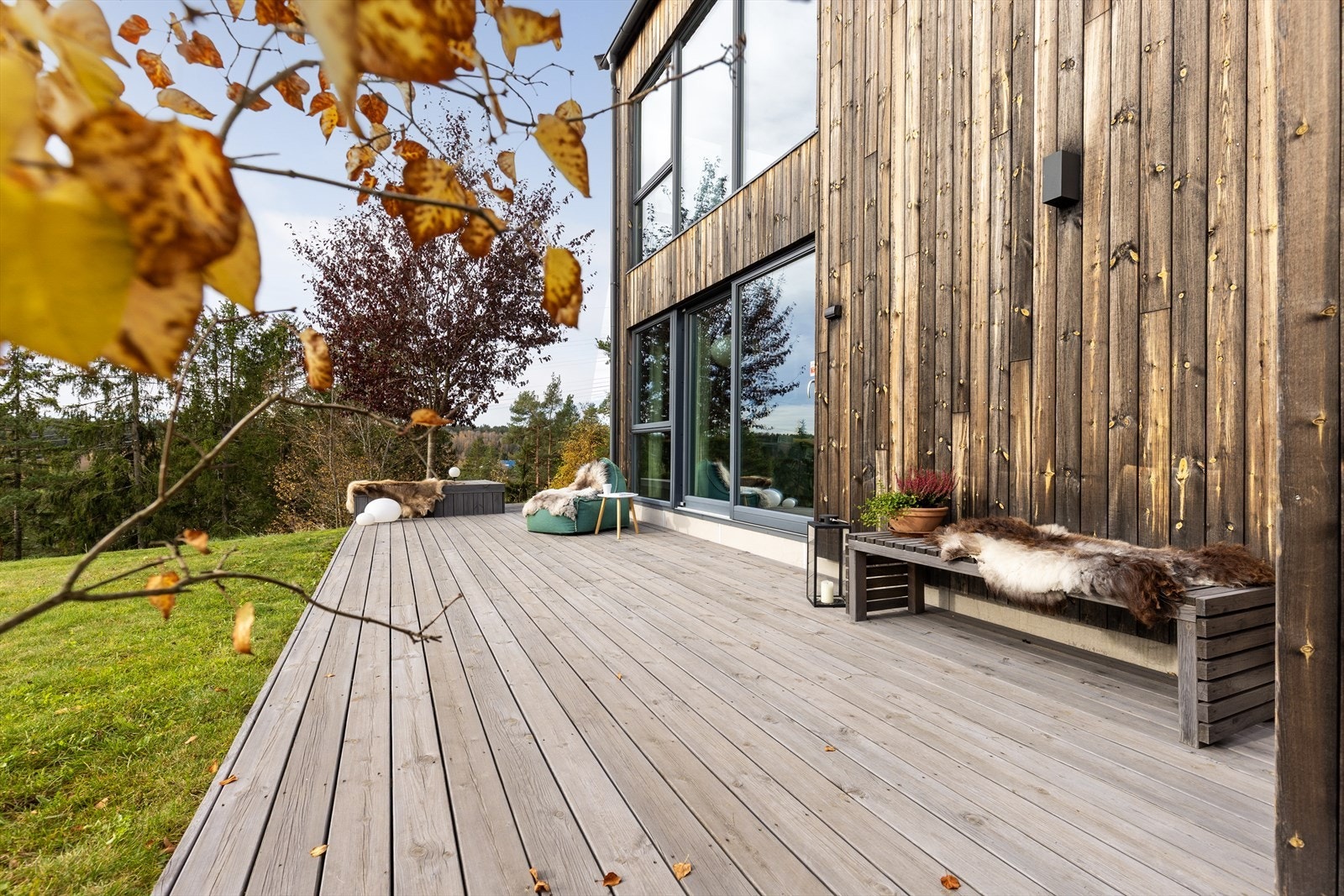 Til boligen er det etablert en flott og til dels usjenert terrasse på bakkeplan, ved siden av inngangspartiet og med adkomst fra stuen i 1. etasje. Galleribilde