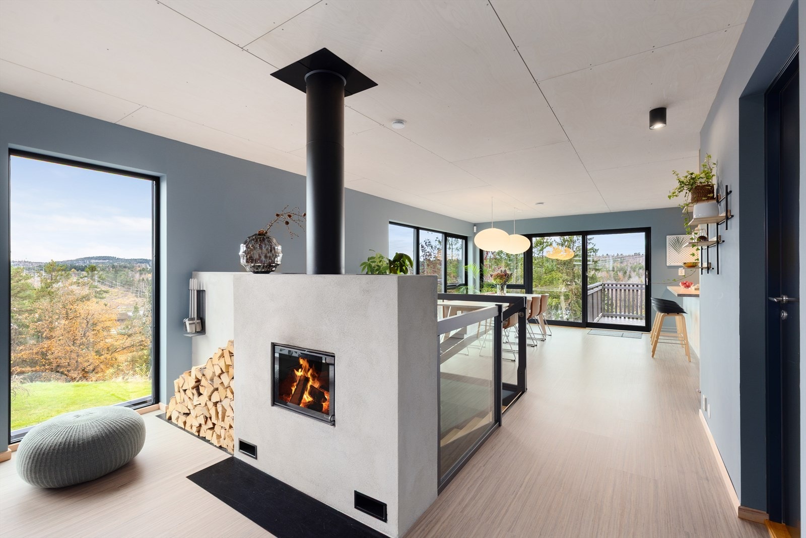 Store vindusflater og store, gode rom definerer denne boligen. Stuen og spisestue/kjøkken er avdelt som to soner der et moderne ildsted og trappen fungerer som romdeler. Trappen har trinn i ask, samt rekkverk av tre og glass. Galleribilde