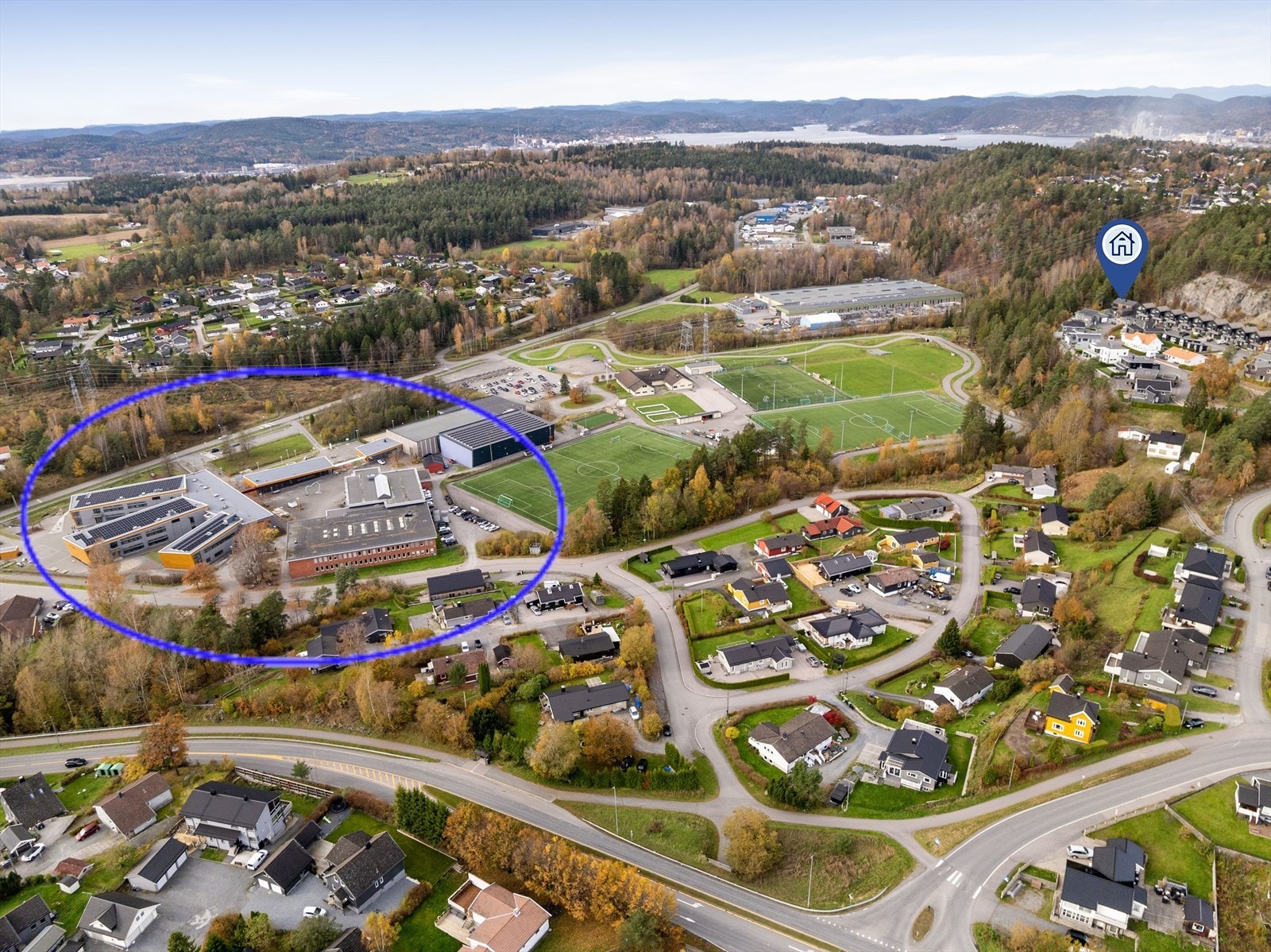 Området er barnevennlig, med nærhet til flere barnehager. Kort og trygg veg til både barneskole og ungdomsskole, samt stort idrettsanlegg på Heistad. Heistad barne- og ungdomsskole er sirklet inn på bildet. Galleribilde