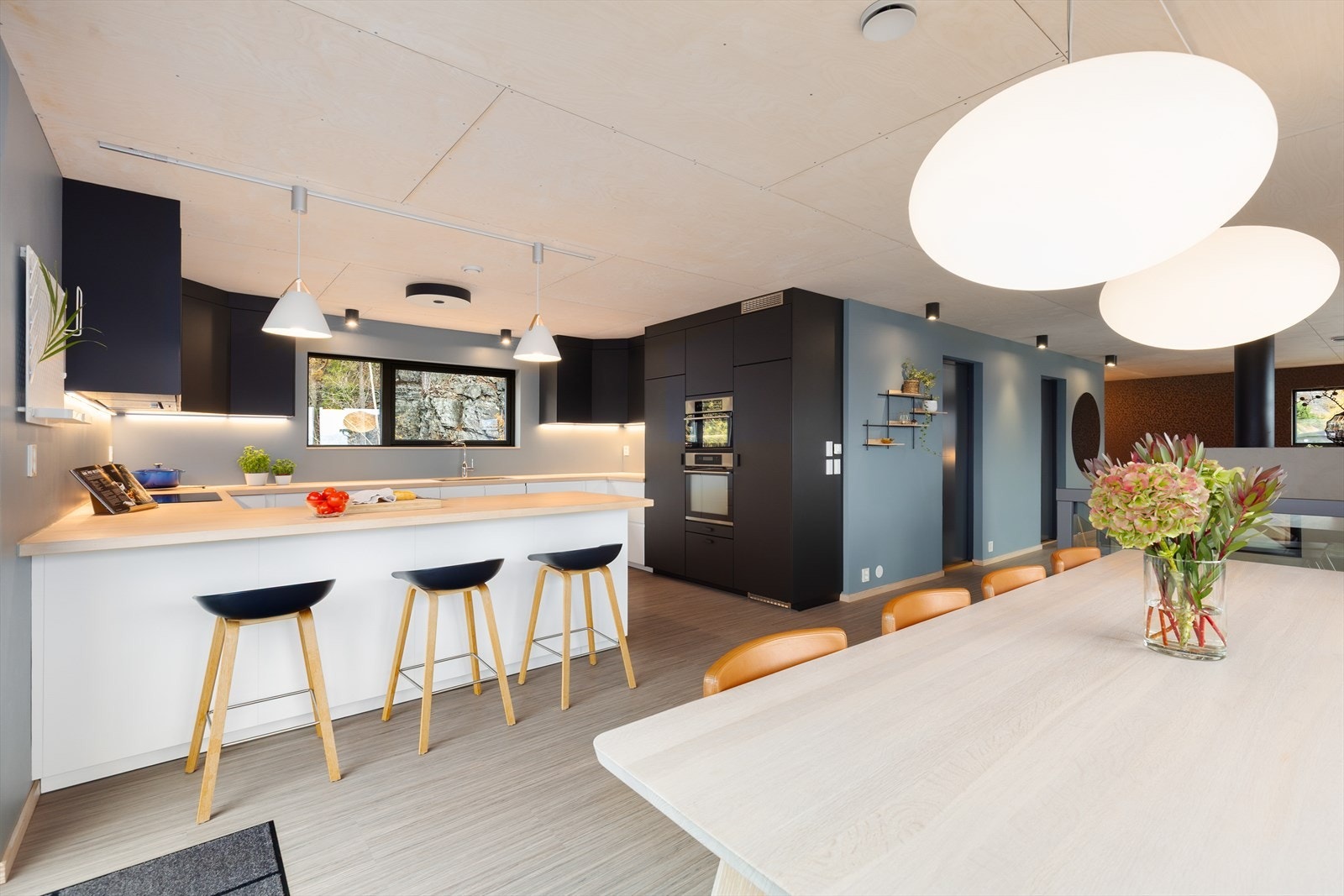 Sikkerhet og smart-teknologi er ivaretatt på høyeste nivå, og det er installert Philips smartlys i alle rom for maksimal komfort og fleksibilitet. Galleribilde