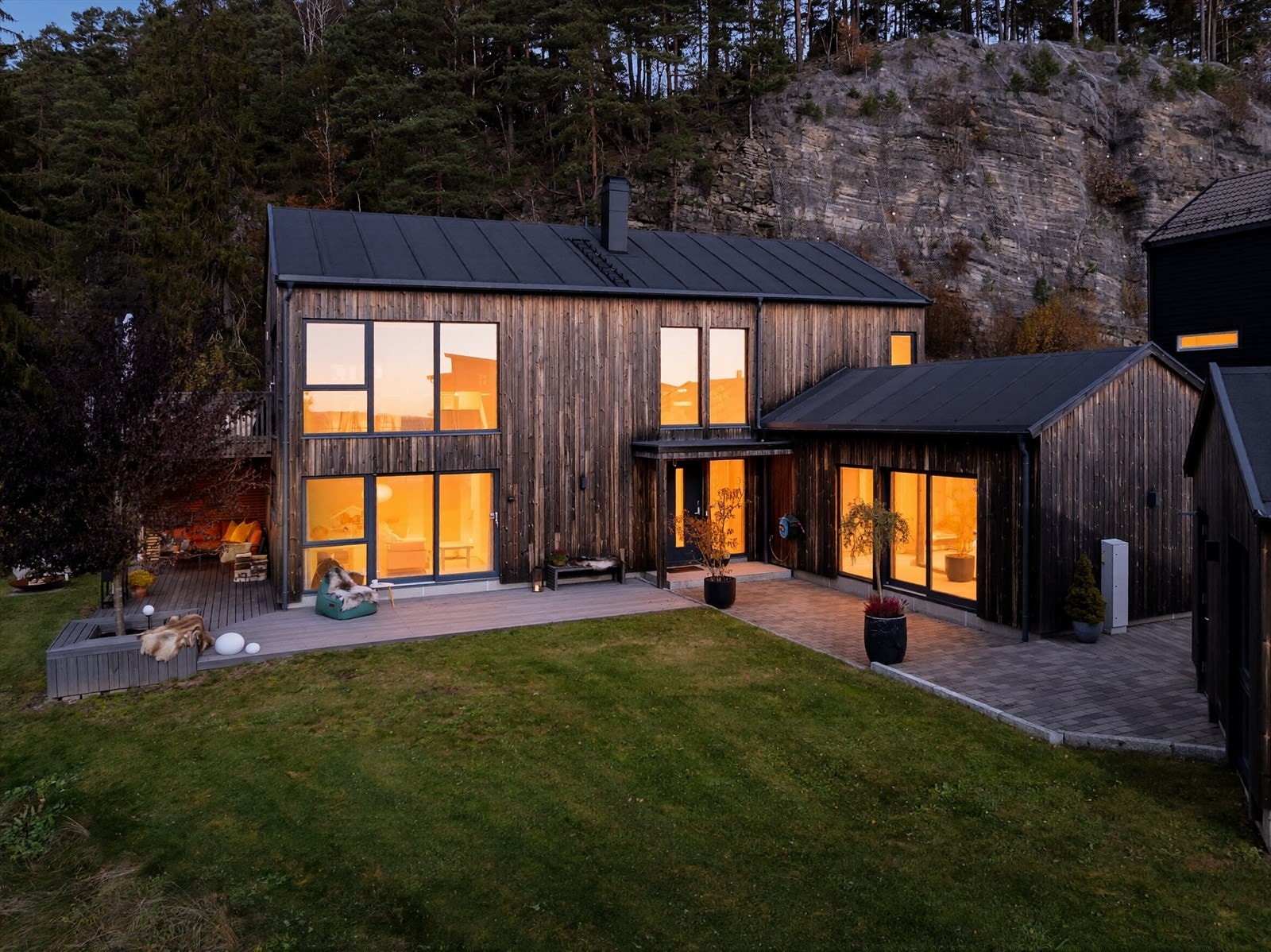 EiendomsMegler1 v/Reidun Dahl presenterer Vestavegen 48 - Særdeles flott beliggende enebolig med moderne arkitektur, oppført i 2018!
Foto: Inbovi. Bildet er redigert for å fremheve stemningen på kveldstid. Faktiske lysforhold kan variere. Galleribilde