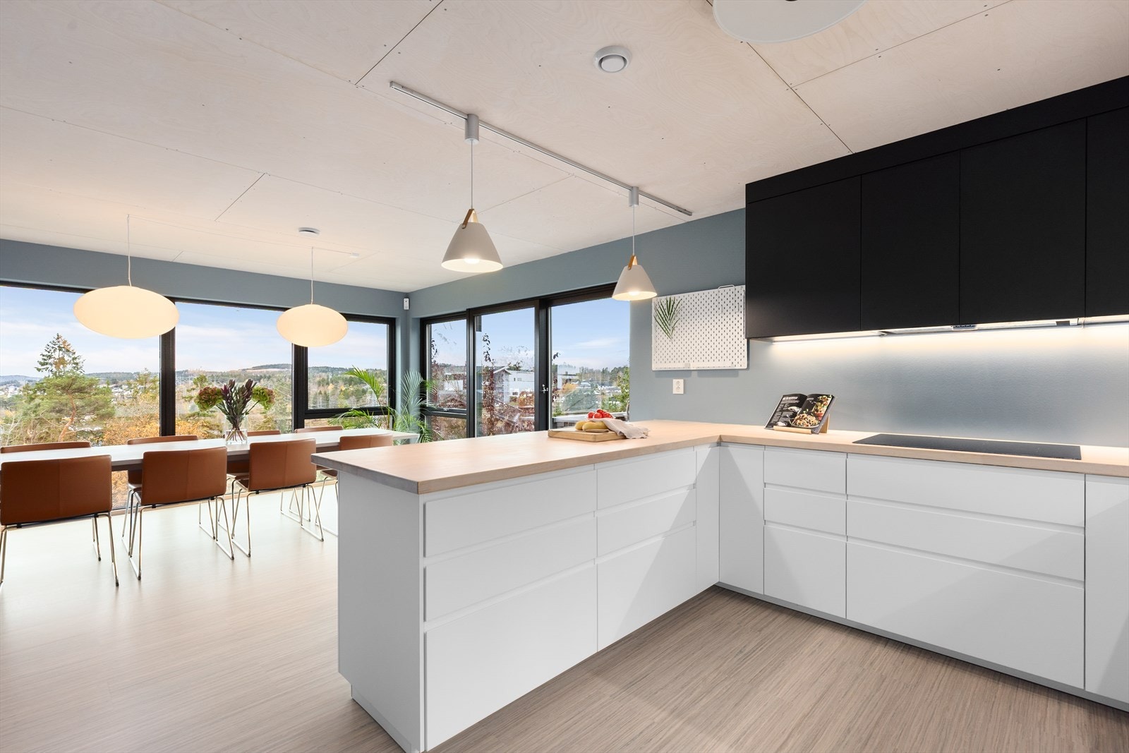 Stor, delikat kjøkkeninnredning fra IKEA med heltre benkeplate med gode arbeidsflater, nedfelt oppvaskkum og bred platetopp. Det er montert komfyrvakt og vannstoppsystem. Galleribilde