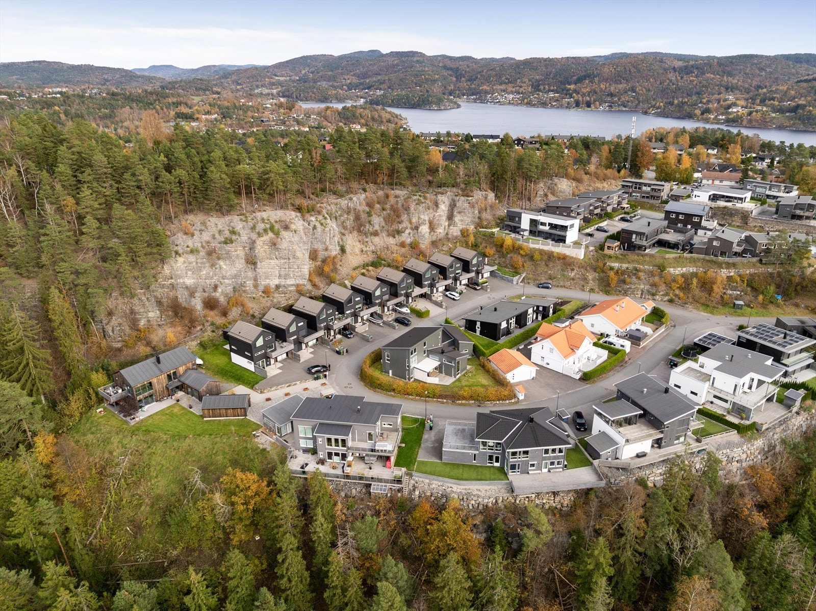 Vestavegen 48 har en attraktiv og barnevennlig beliggenhet i et nyere boligfelt på Brattås/Løvsjøtoppen. Boligen ligger i ytterste rekke, i blindvei uten gjennomgangstrafikk. Galleribilde