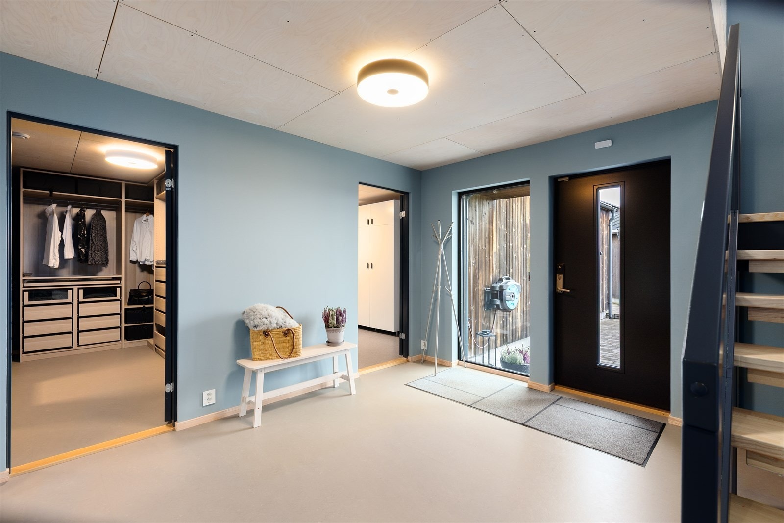 Boligen har i dag Yale Doorman smartlås på både ytter- og garasjedør, alarmanlegg og brannvarslere koblet til Verisure (forutsetter abonnement). Galleribilde