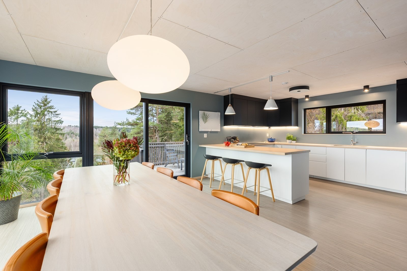 Delikat kjøkken i åpen løsning. Her kan matlagingen enkelt kombineres med sosiale sammenkomster med familie og venner! Galleribilde