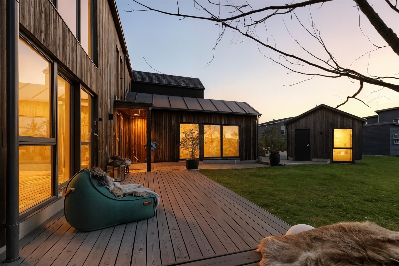 Boligen er innholdsrik og innehar en god planløsning over to etasjer, samt sidefløy med musikk- og medierom. Frittstående garasje.
Bildet er redigert for å fremheve stemningen på kveldstid. Faktiske lysforhold kan variere. Galleribilde