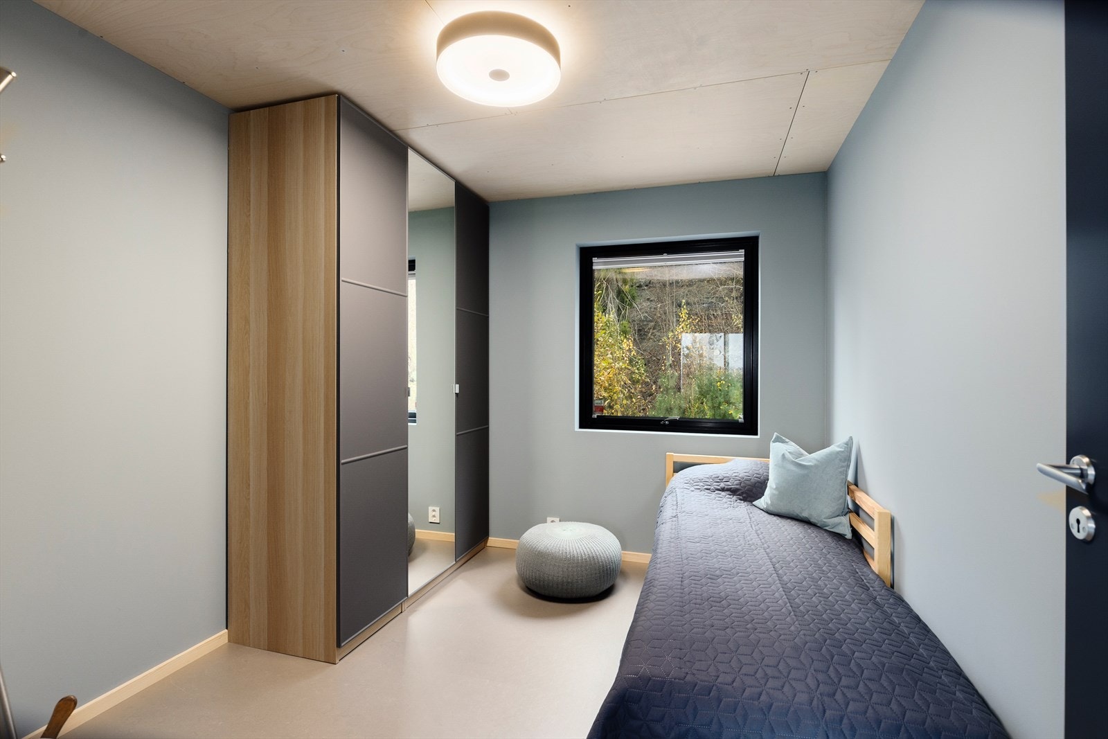 Soverommene er romslige, med god plass til soveromsmøblement og praktiske garderobeskap for klesoppbevaring. Galleribilde