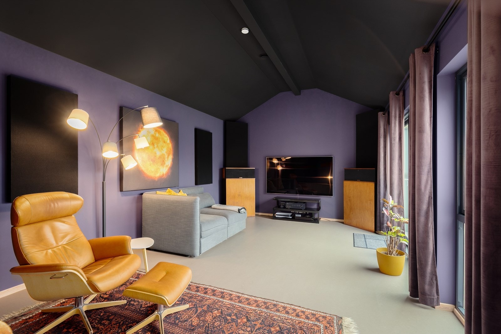 Et unikt trekk ved boligen er det lydisolerte musikk- og medierommet i sidefløyen, utstyrt med doble platelag, lydglass i vinduer og kraftig lyddør. Galleribilde