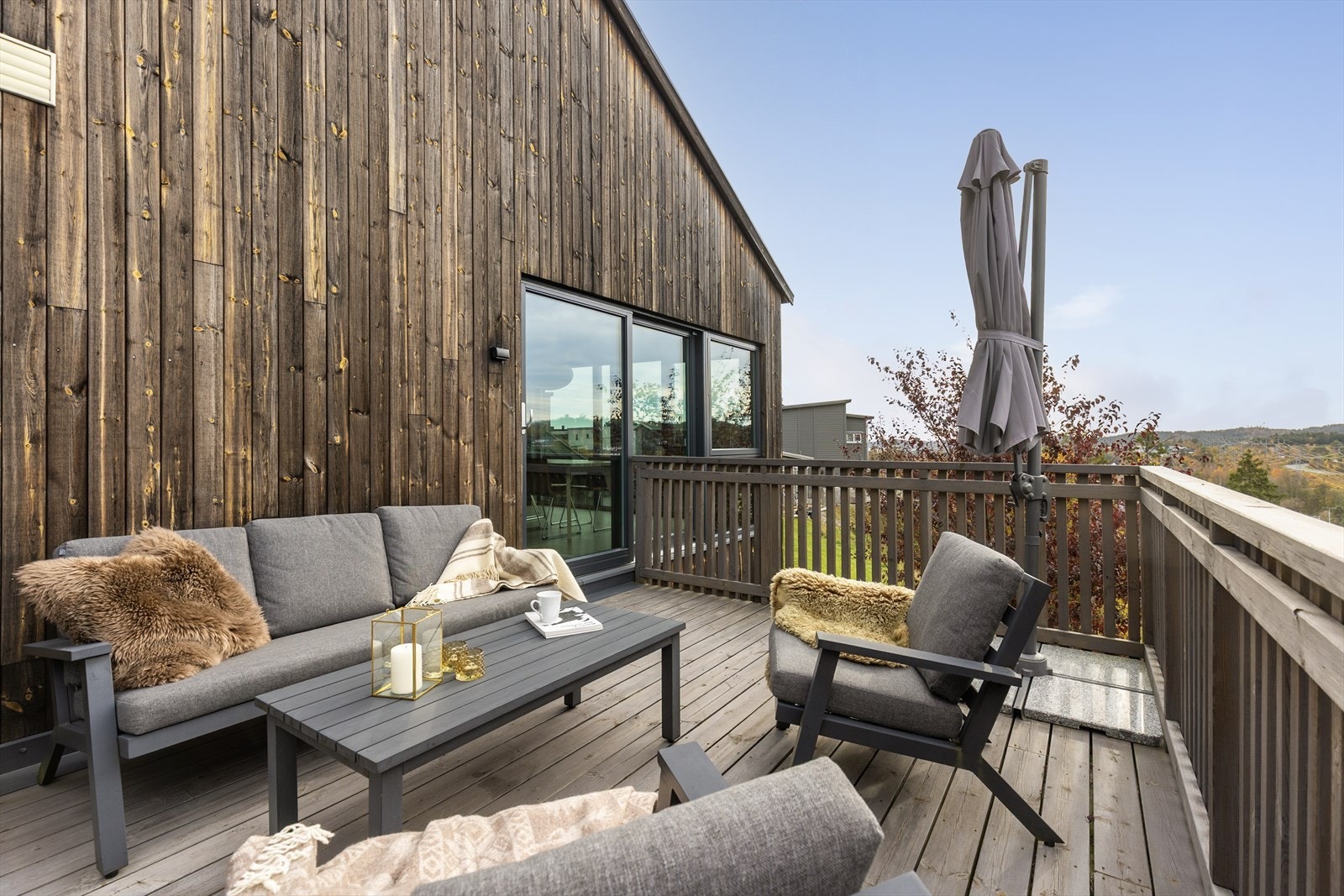 Verandaen ligger usjenert til, med gode solforhold og hyggelig utsikt. Her kan sene sommerkvelder nytes i stille og rolige omgivelser! Galleribilde