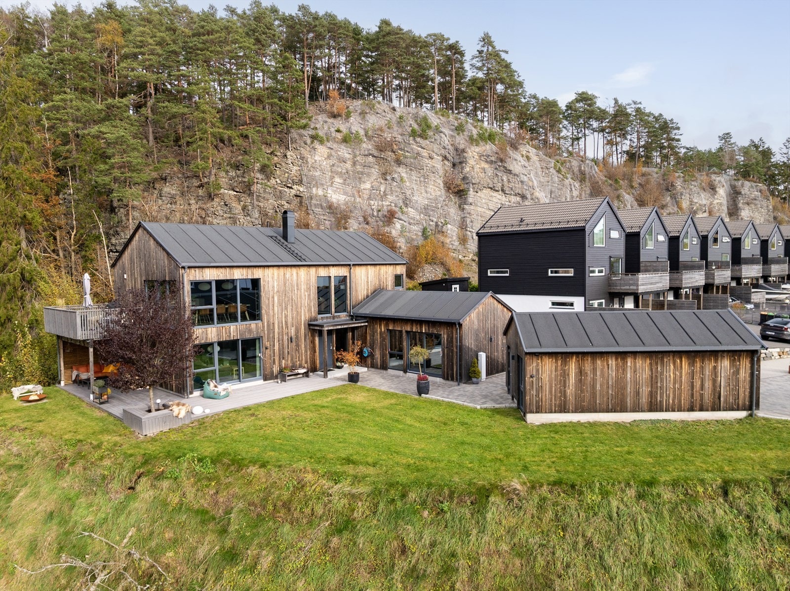 Vestavegen 48 har en attraktiv og barnevennlig beliggenhet i et nyere boligfelt på Brattås/Løvsjøtoppen. Galleribilde