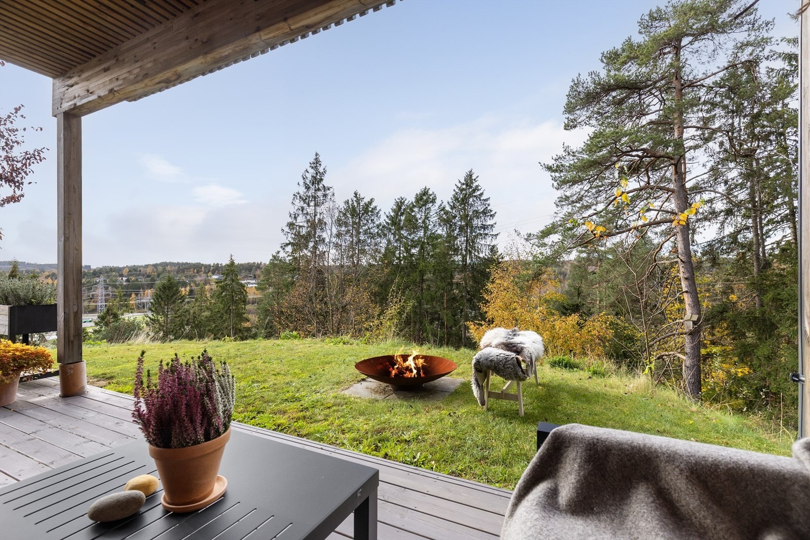 Boligen ligger fint og til dels usjenert til i ytterste rekke, i blindvei uten gjennomgangstrafikk, med hyggelig utsyn til tilliggende skogsarealer. Galleribilde