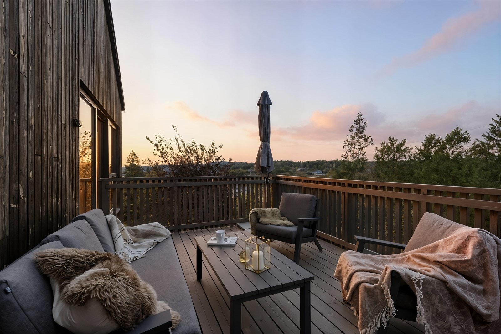 Romslig og usjenert veranda ut fra spisestuen i 2. etasje. Bildet er redigert for å fremheve stemningen på kveldstid. Faktiske lysforhold kan variere. Galleribilde