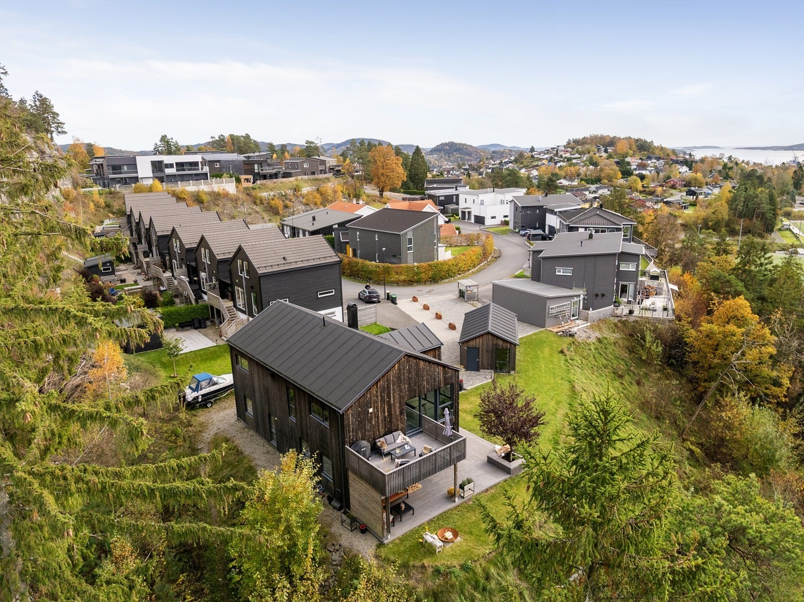 Boligen har stående kledning av malmfuru, et materiale som er kjent for sin naturlige holdbarhet og sitt varme, levende uttrykk som endrer seg med tiden. Galleribilde