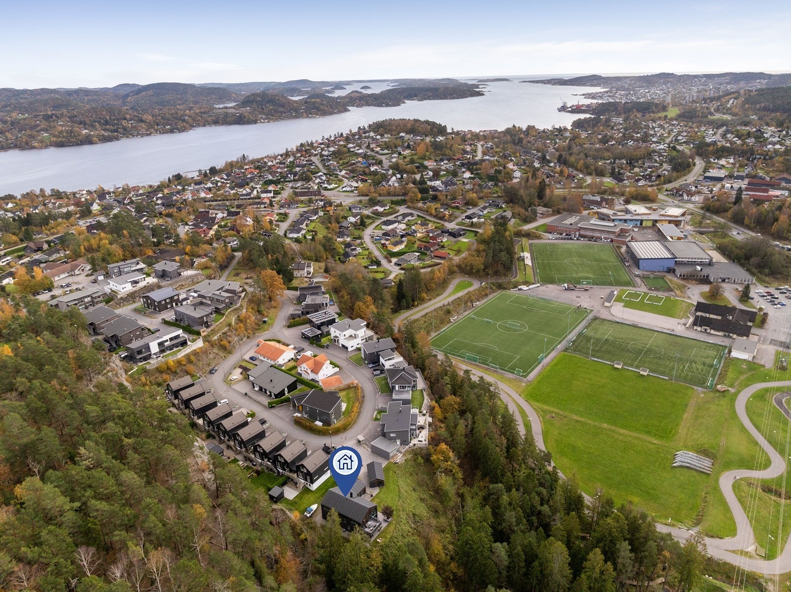 Det er kort vei til idylliske Eidangerfjorden med flere badeplasser og småbåthavner. I nærområdet finnes det flere flotte tur- og rekreasjonsområder, som Kyststien og Frierstien. Galleribilde