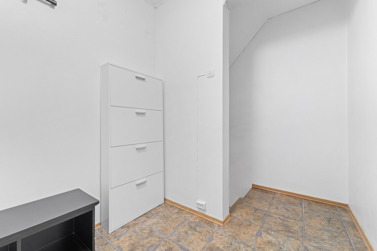 Velkommen inn! Gangen er i 10. etg med trapp ned i 9.etg til selve leiligheten. Galleribilde