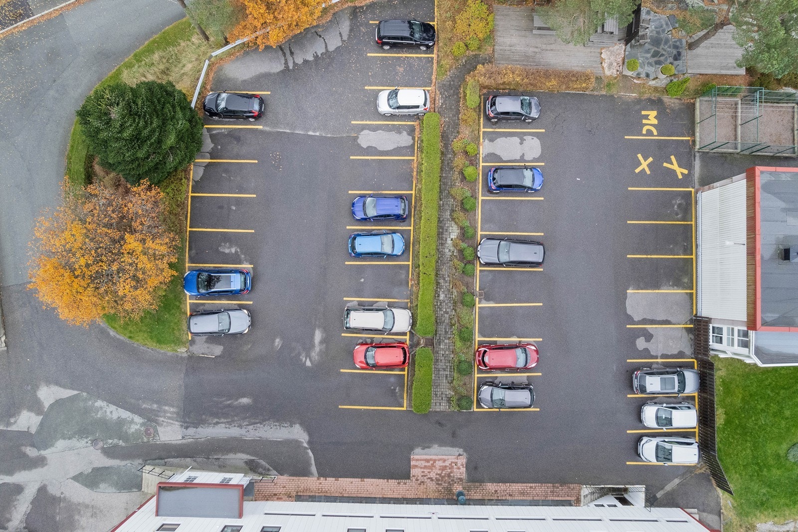 Det er fellesparkering like utenfor blokken. Galleribilde