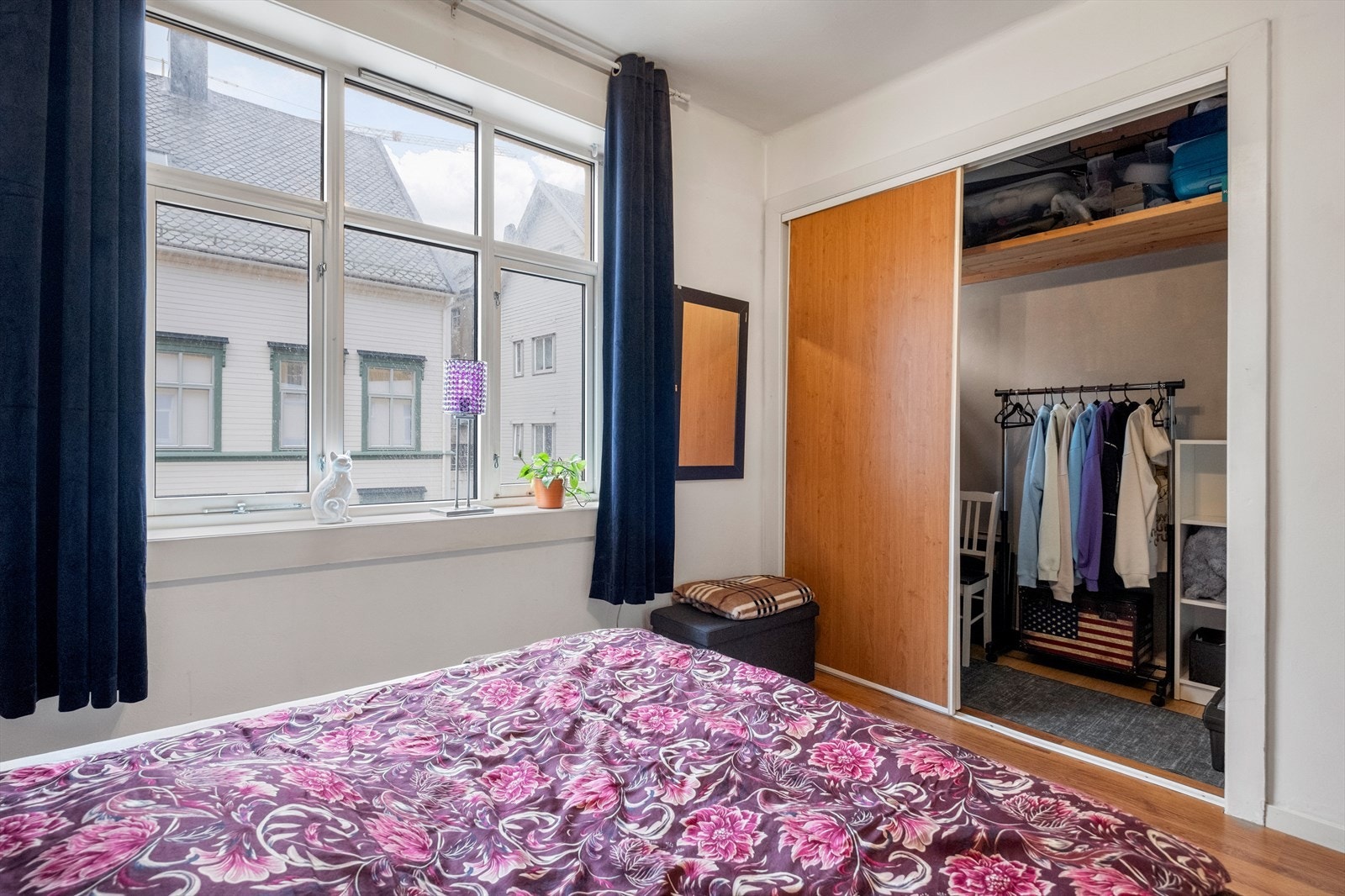 Stort garderobeskap/ Walk-in closet på soverom Galleribilde