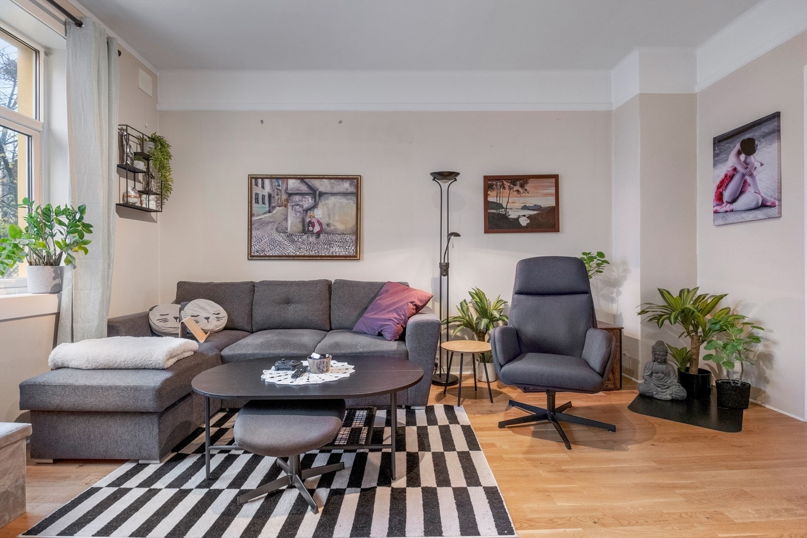 Romslig stue med god plass til sofagruppe Galleribilde