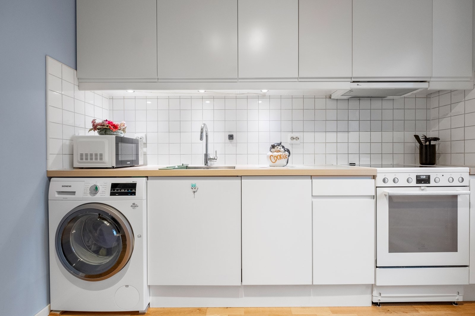 Det er opplegg for vaskemaskin i kjøkkenet Galleribilde