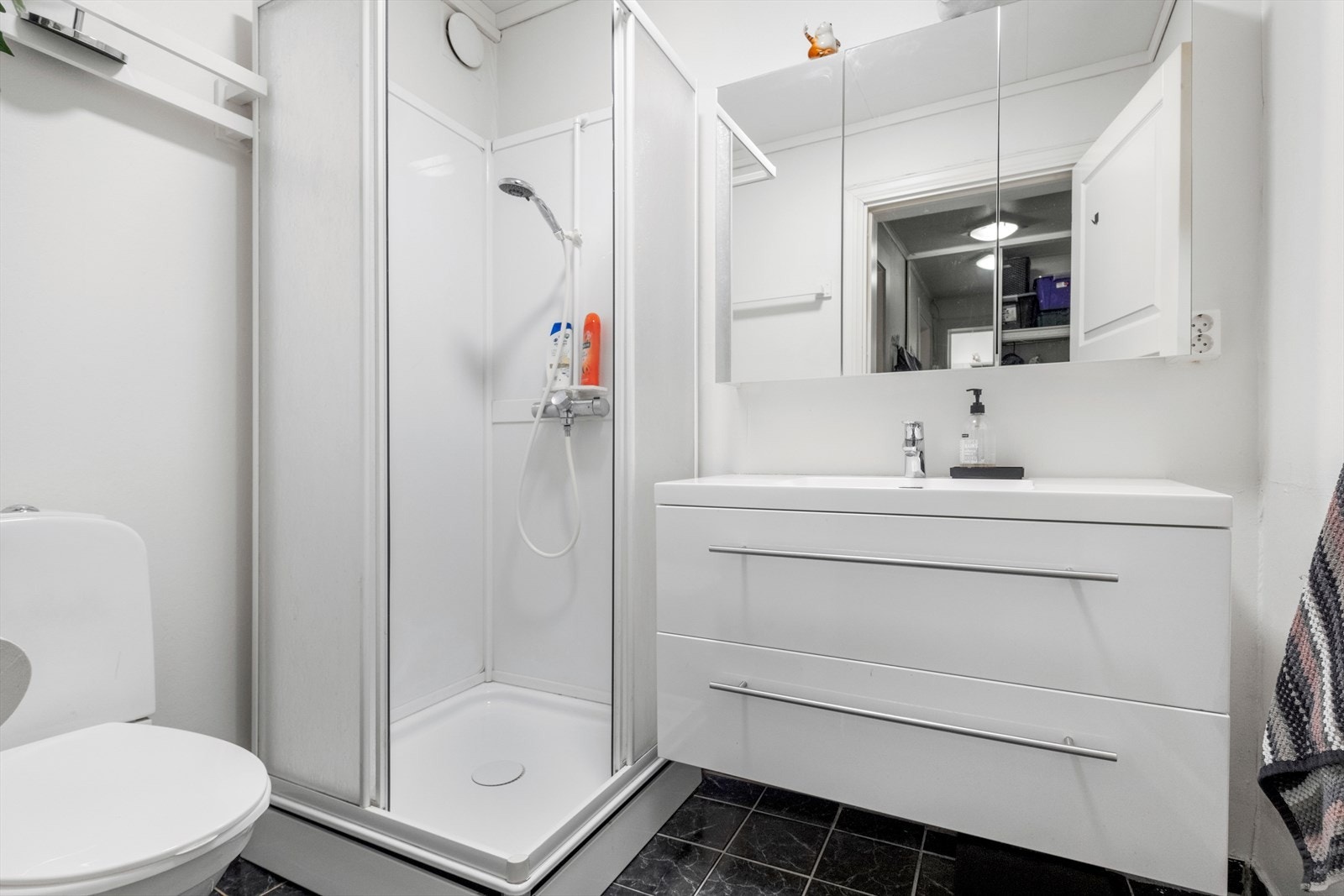 Badet har flislagt gulv med elektriske varmekabler Galleribilde