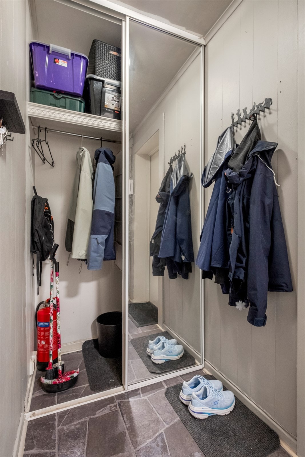 Integrert garderobeskap i entrè Galleribilde