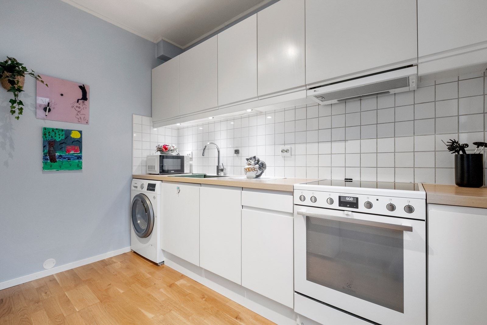 Kjøkkenet har innredning fra Epoq med lyse glatte fronter Galleribilde