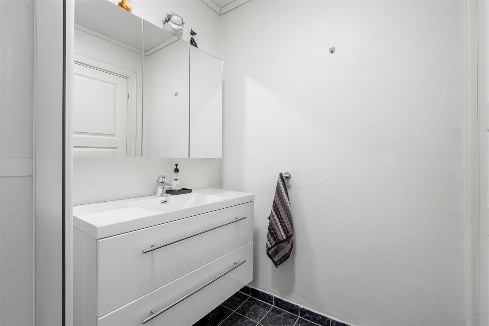 Badet er utstyrt med nedfelt servant, toalett og dusjkabinett Galleribilde