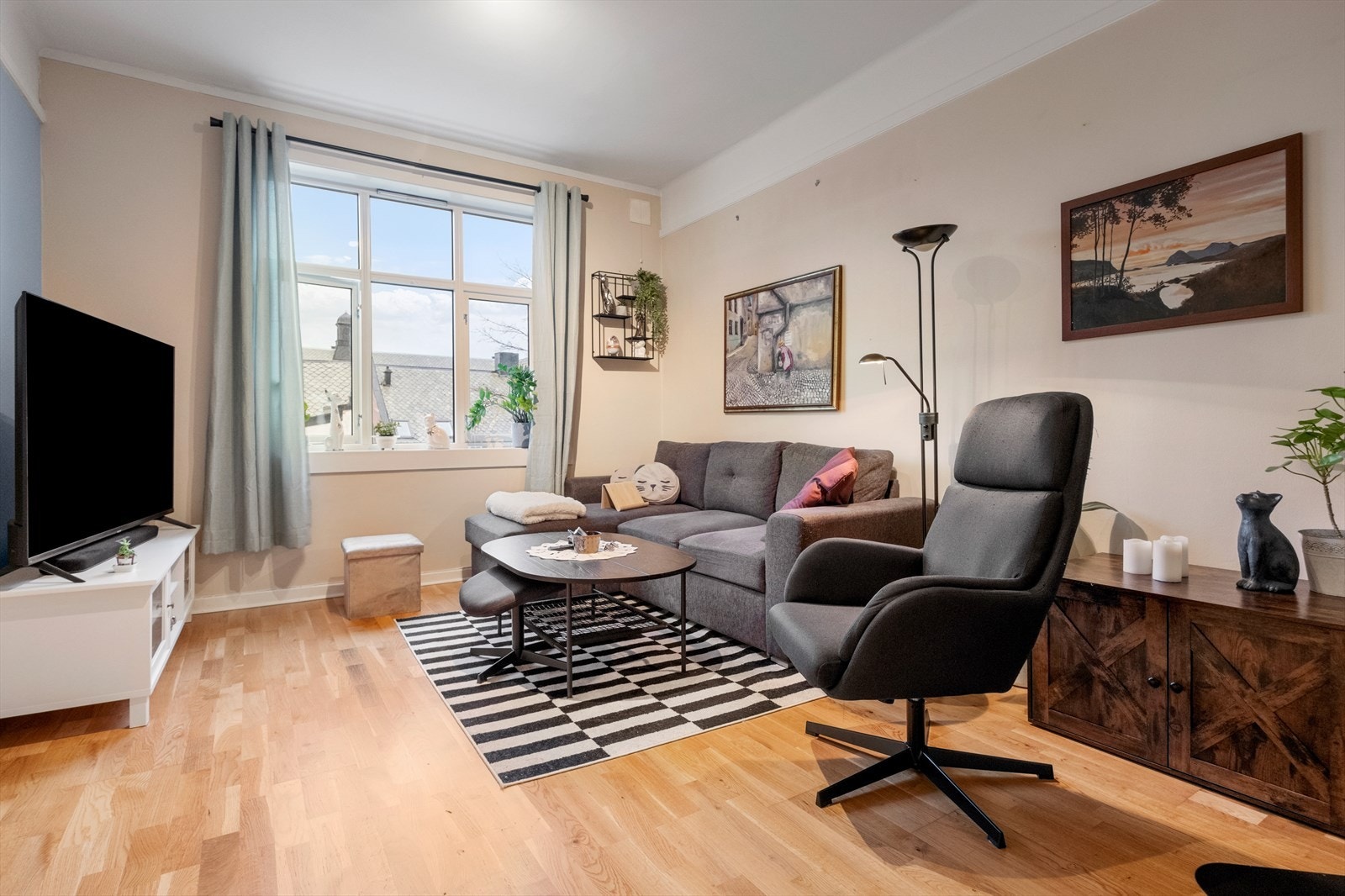 Lys og luftig stue med store vindusflater Galleribilde