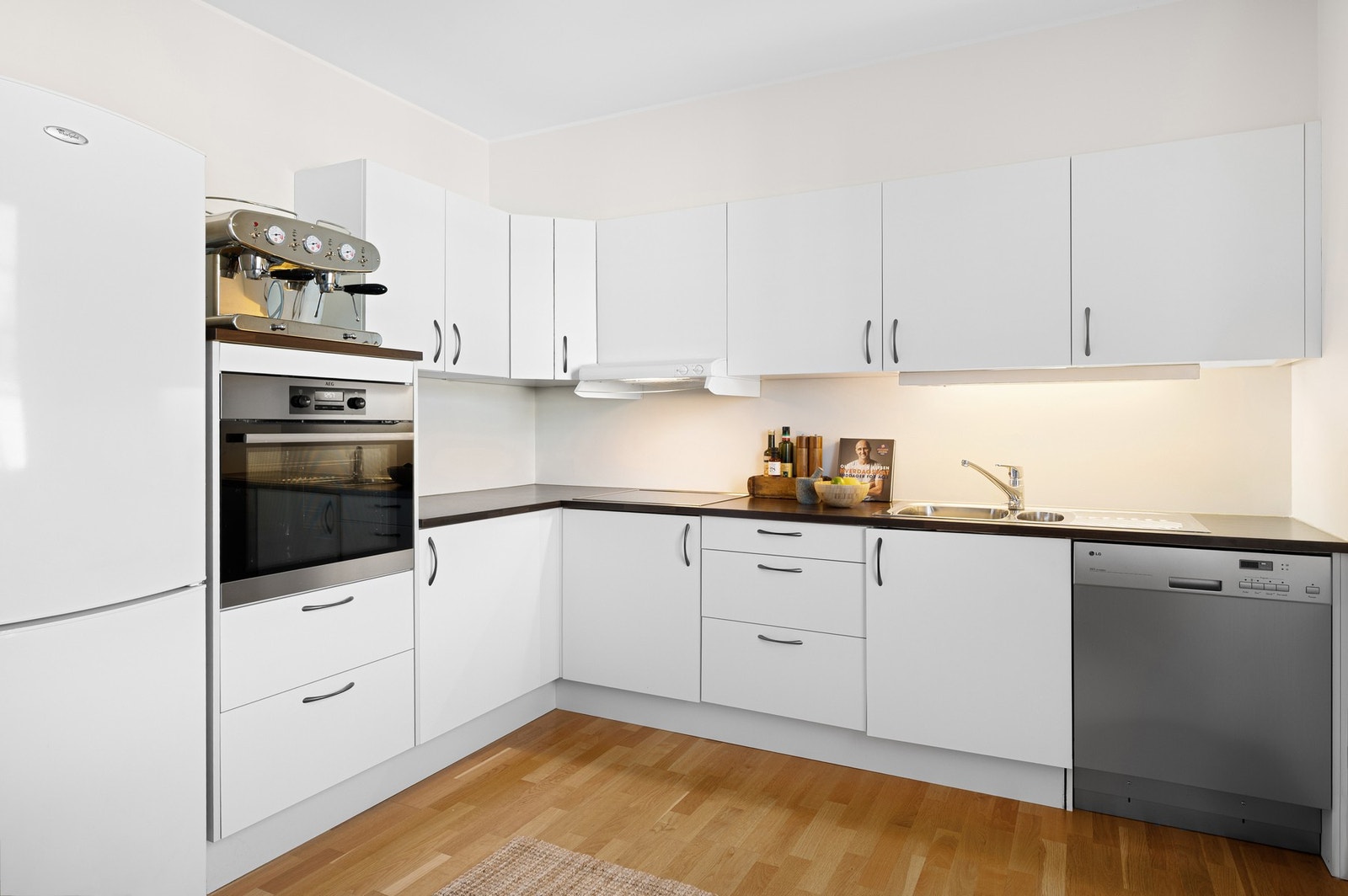 Mekanisk avtrekk via kjøkkenventilator over induksjonstopp. Ventilatoren er tilkoblet balansert anlegg. Galleribilde