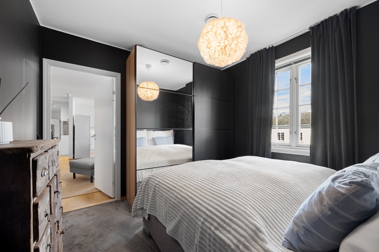 Romslig skyvedørsgarderobe medfølger i handelen. Galleribilde