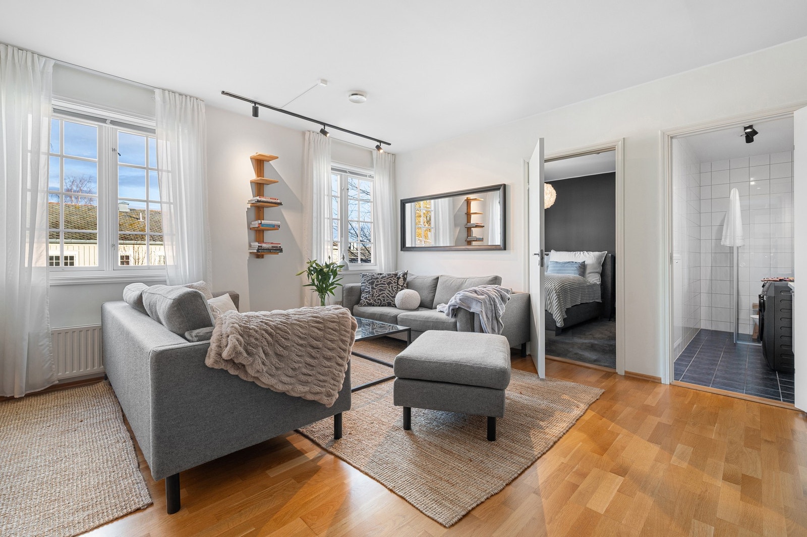 Fjernvarme med oppvarming og varmtvann, kabel-tv og internett, kommunale avgifter, bygningsforsikring m.m er inkludert i fellesutgiftene. Galleribilde