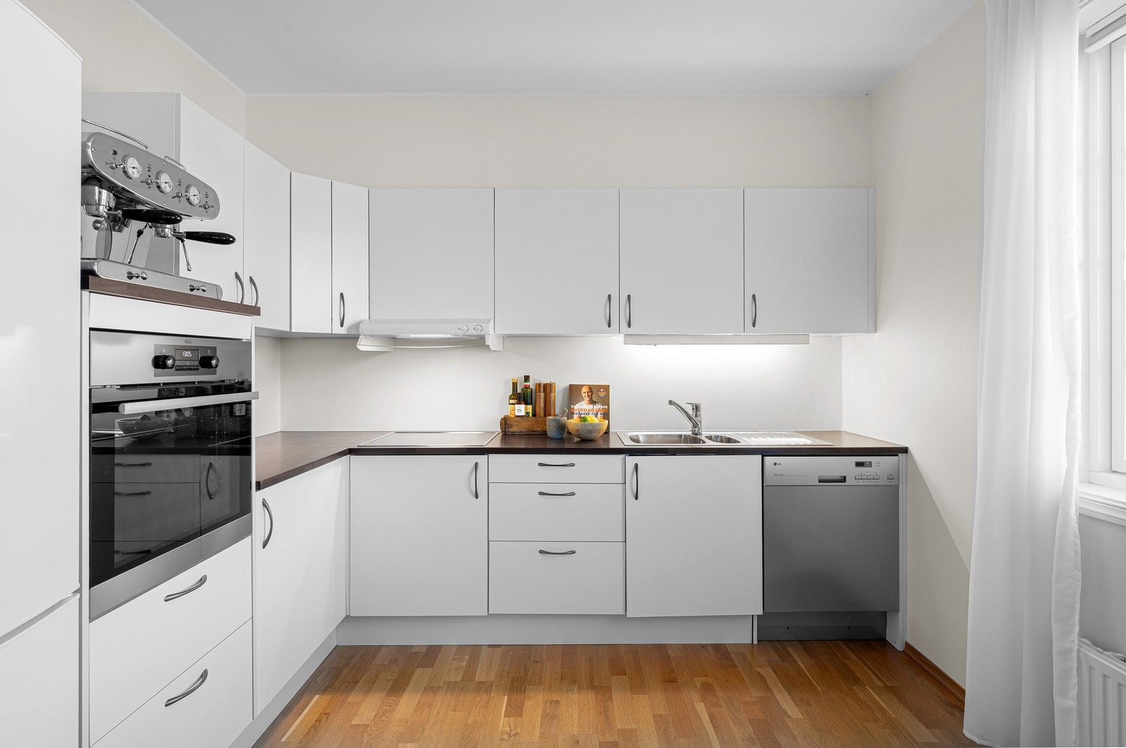 Hvitt, stilrent kjøkken på 7,2 m². Galleribilde