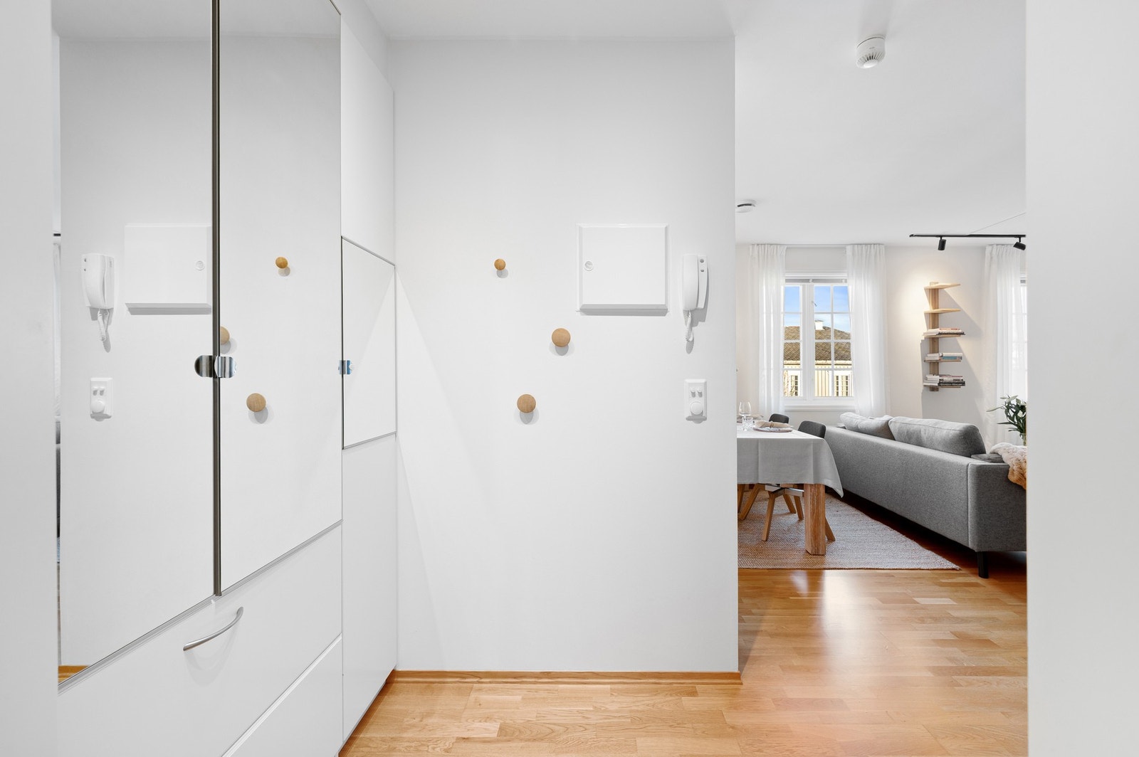 Takstmann skriver at boligen fremstår i god stand uten nevneverdig slitasjegrad. Bygningen er fra 1940 og ble ombygd til bolig og renovert i 2007. Galleribilde