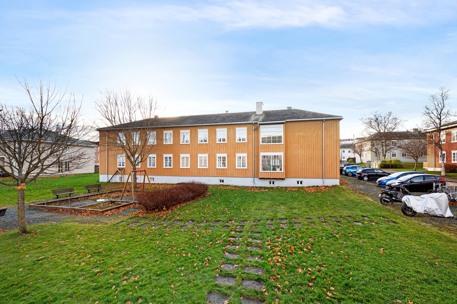 Sentralt beliggende, i grønne, solrike og rolige omgivelser. Parkering utenfor. Galleribilde