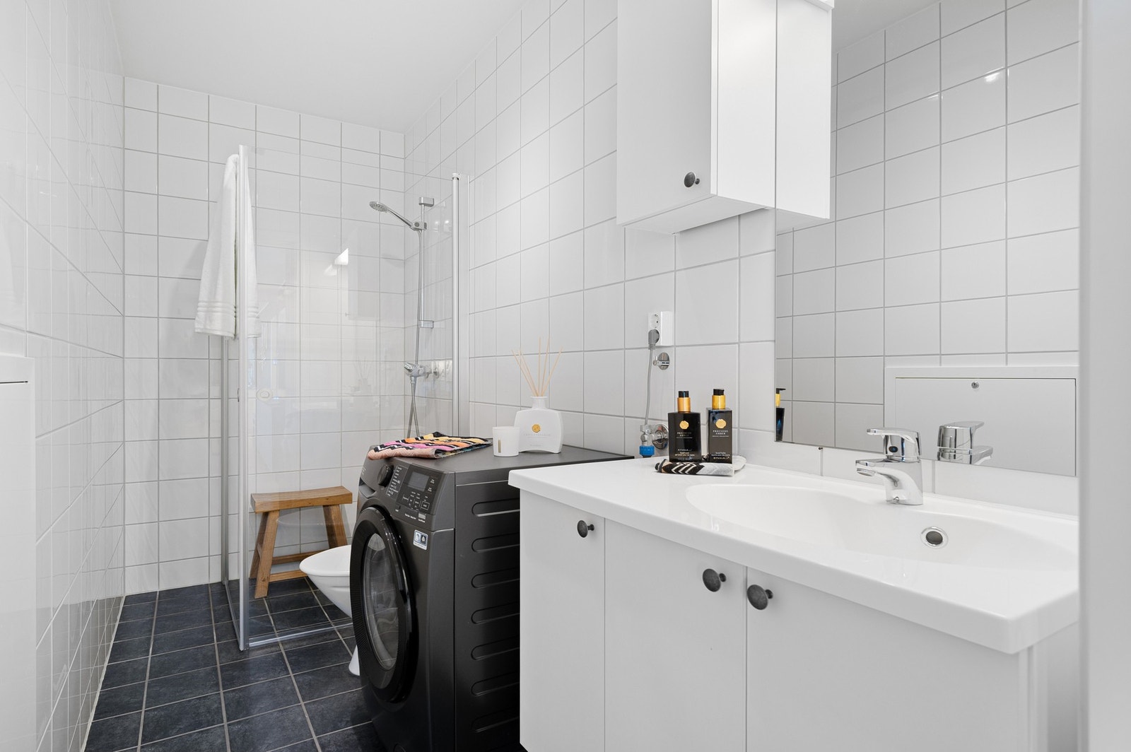 Pent flislagt bad. Stilig dusjhjørne. Behagelig gulvvarme. Opplegg for vaskemaskin Galleribilde