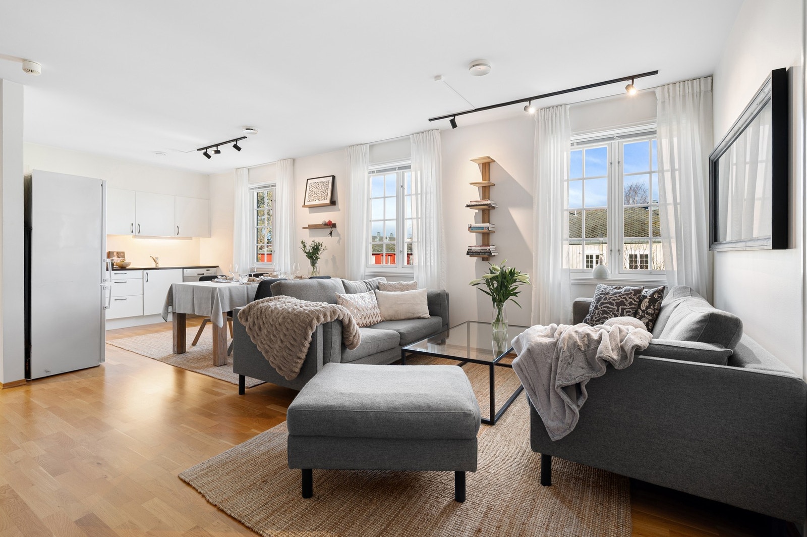 Lys og luftig stue på 23,1 m². Balansert ventilasjon og fjernvarme gir god varme og atmosfære Galleribilde