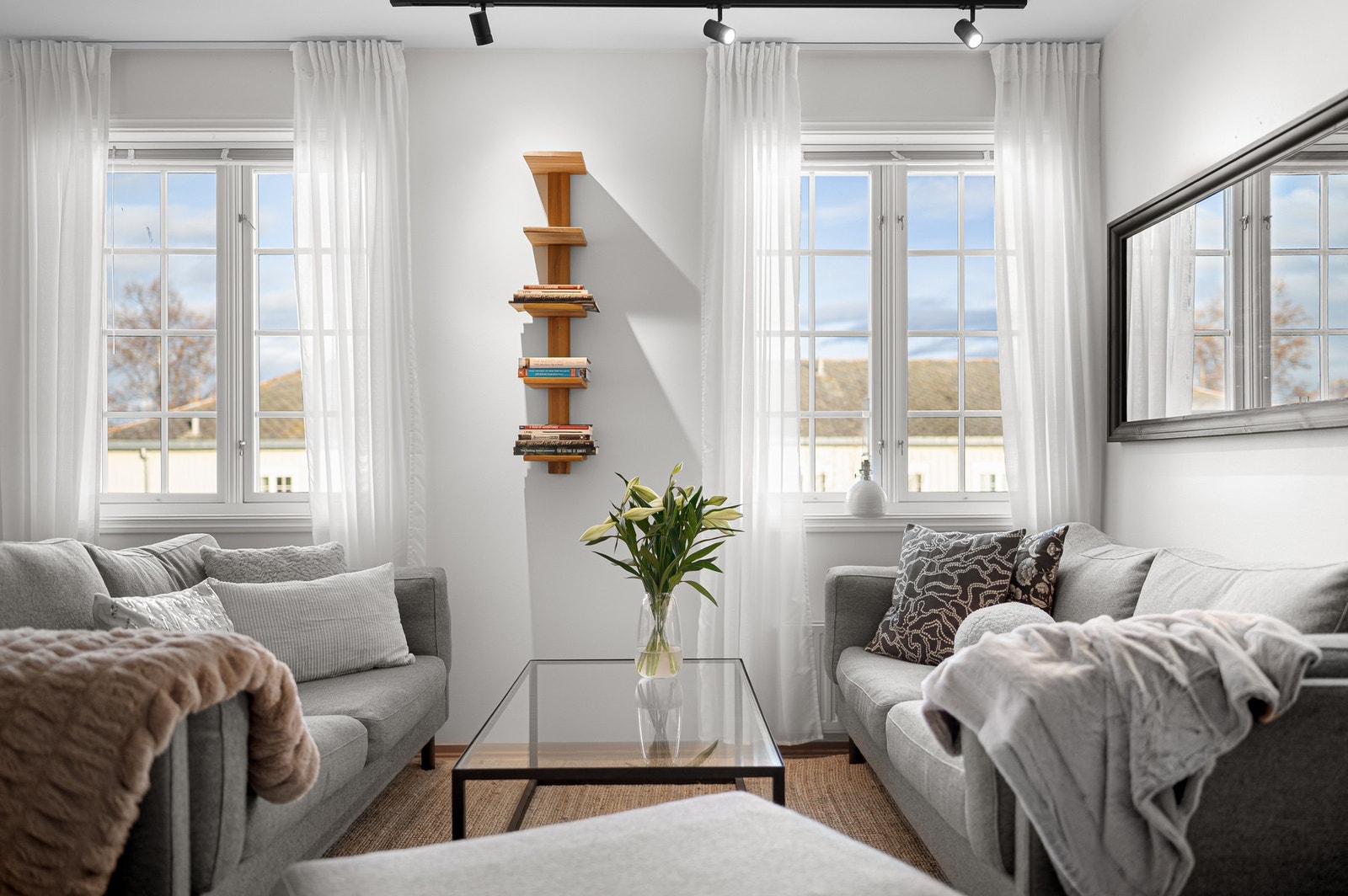 Flere store vindusflater gir rommet masse lys og luft. Galleribilde