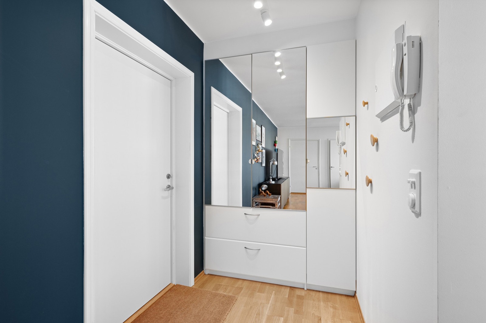 Leiligheten har en romslig og fin planløsning. Store rom, med god arealfordeling på rommene. Galleribilde