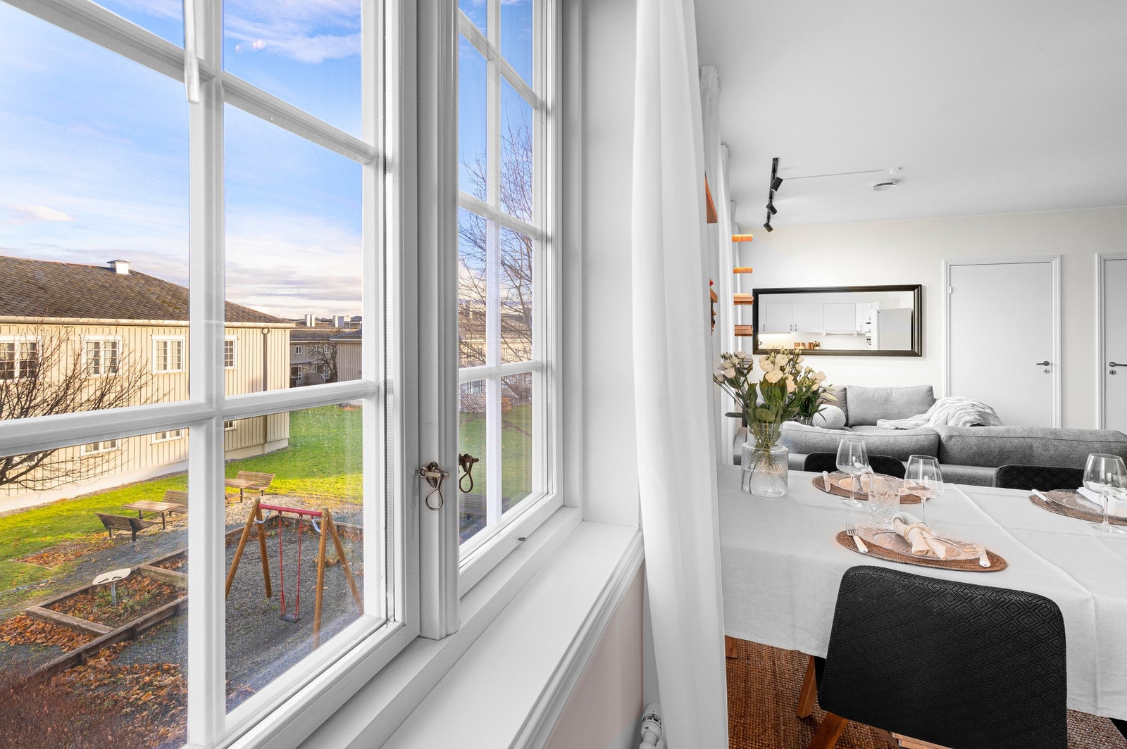 Trivelig utsikt mot store grøntområder fra stue og kjøkken. Galleribilde