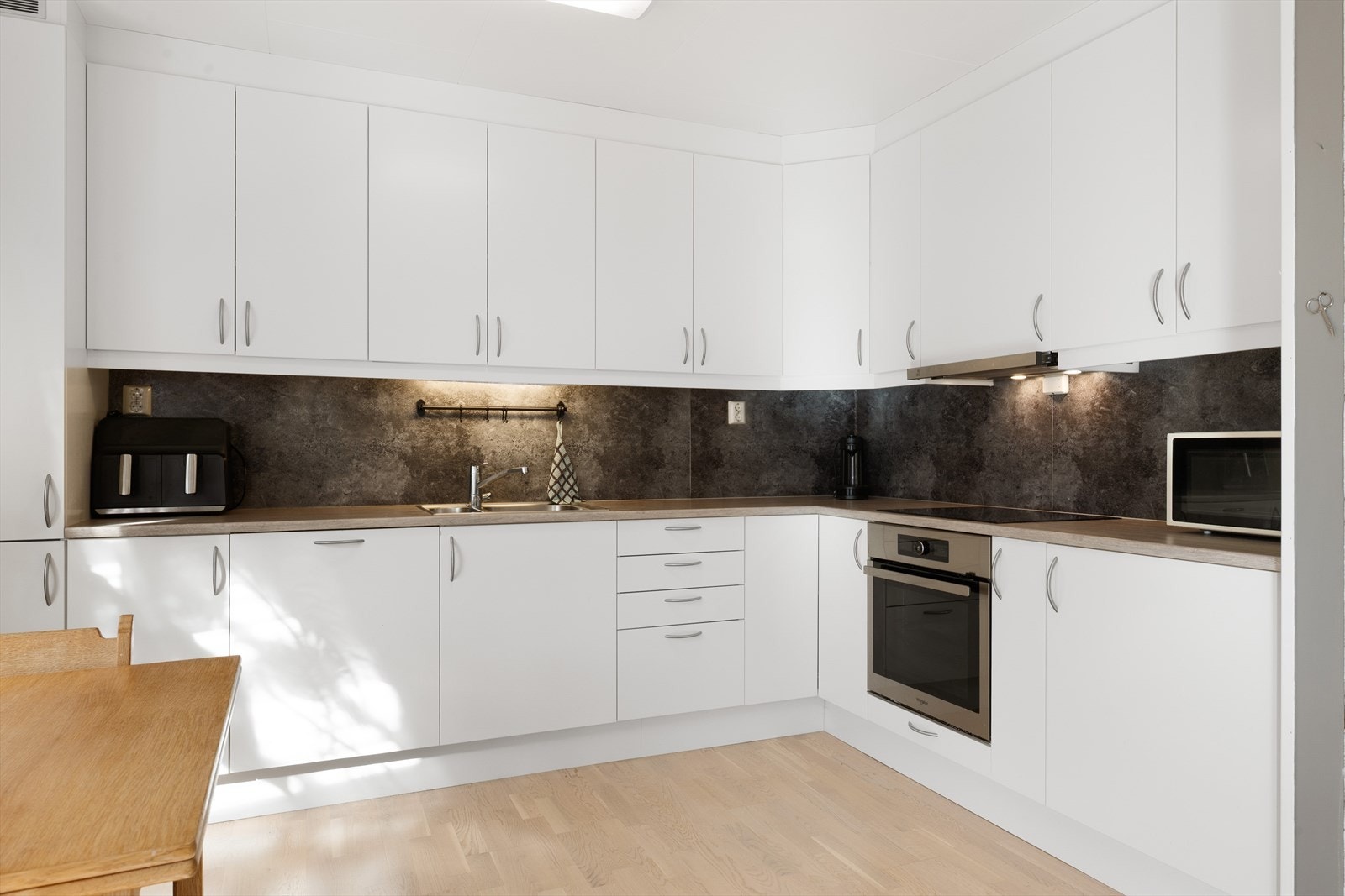 Kjøkkenet er praktisk og funksjonelt innredet, og det er integrerte hvitevarer. Galleribilde