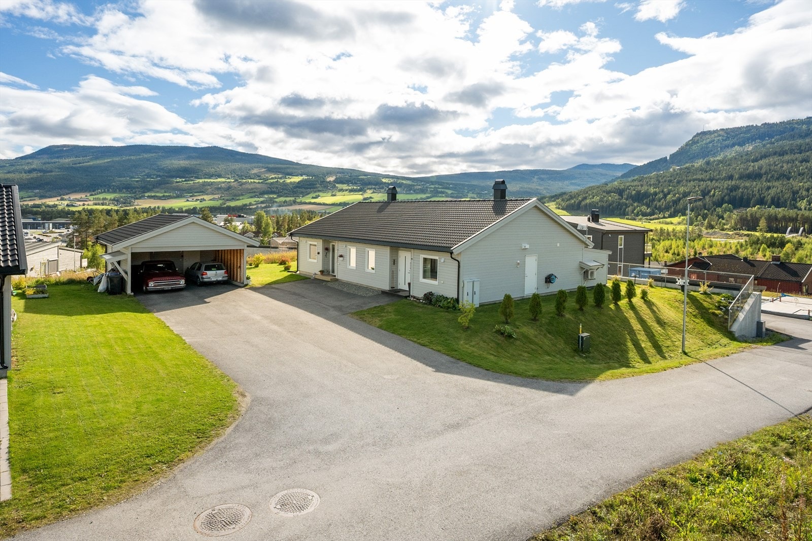 Boligen har asfaltert adkomst og gårdsplass. Galleribilde