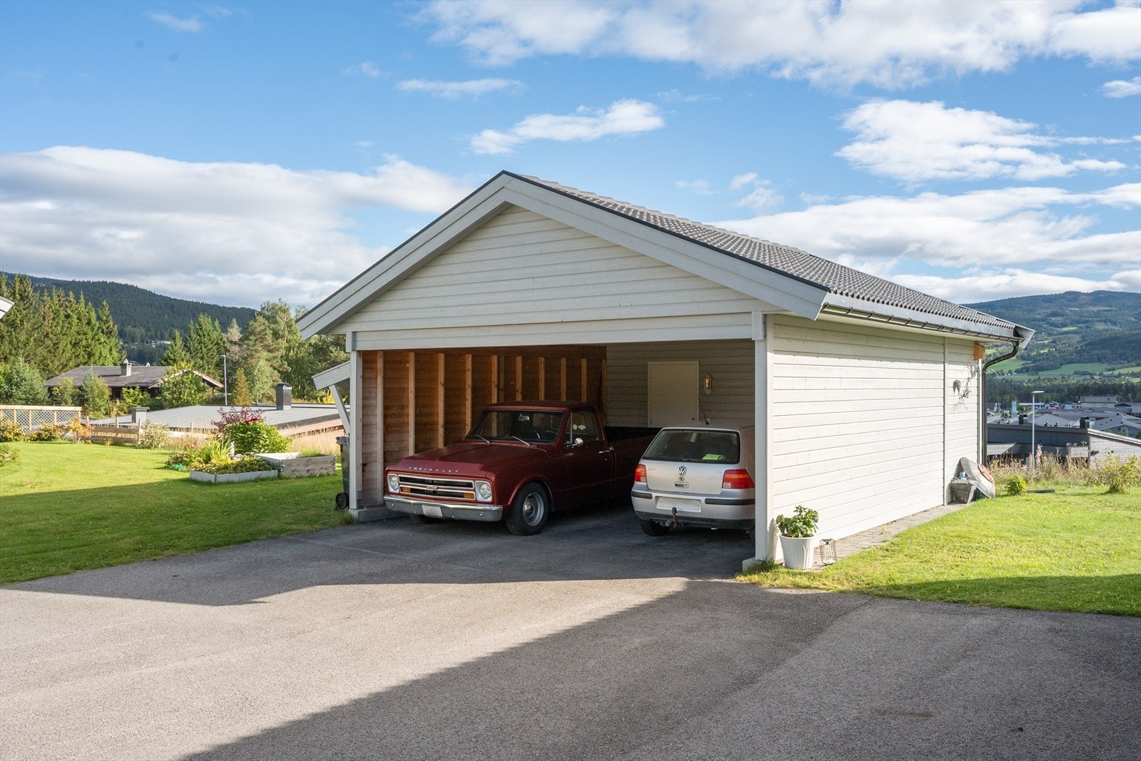 Parkering i felles garasje med nabo - bod med lagringsplass i bakkant. Galleribilde
