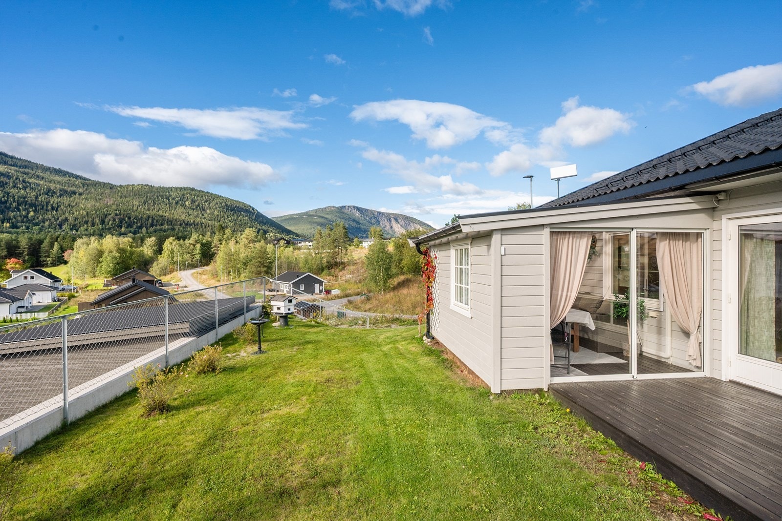 Øvrig tomteareal er opparbeidet med gressplen og prydbusker. Galleribilde