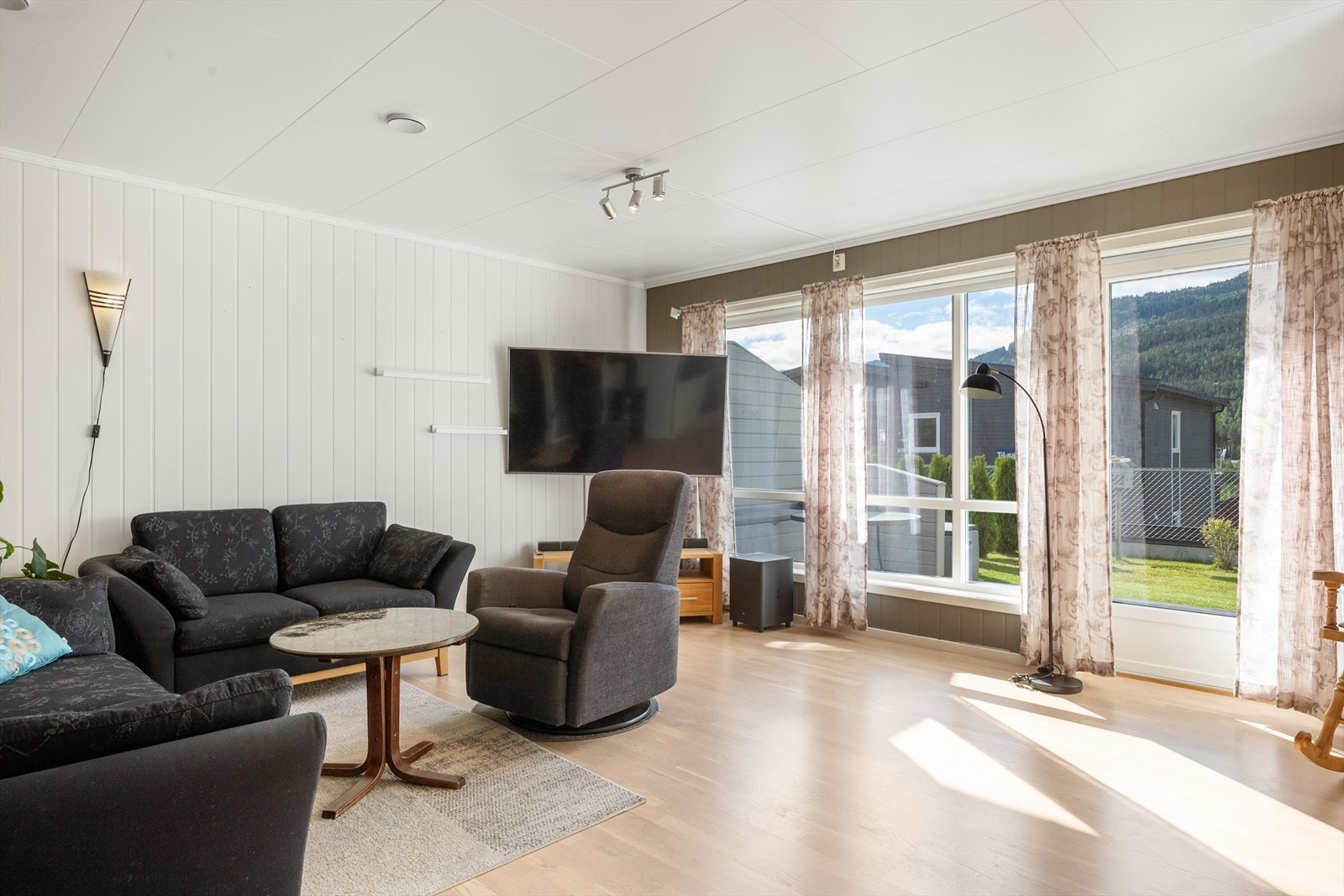 Rause vindusflater gir rommet et luftig preg. Galleribilde