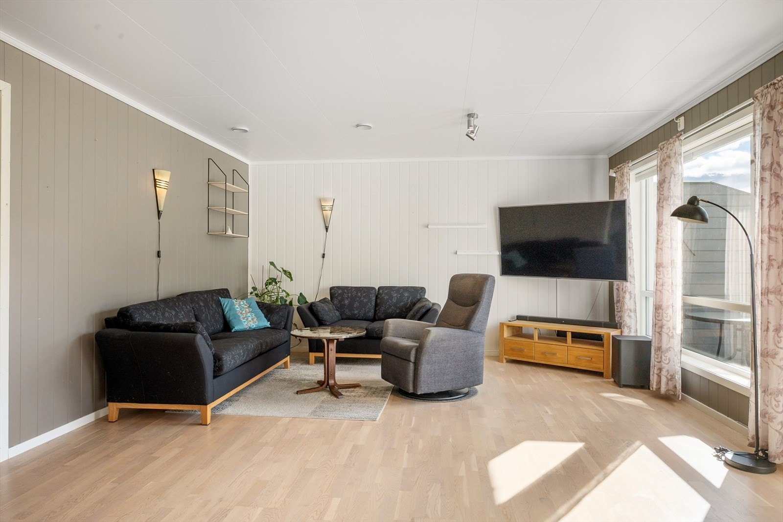 Det er god plass til sofagruppe, TV-møbler, spisestue mm. Galleribilde